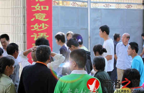 家們送考生進入考場時，一縷光環閃現鏡頭中，這也許就是人們的理想與期待.jpg