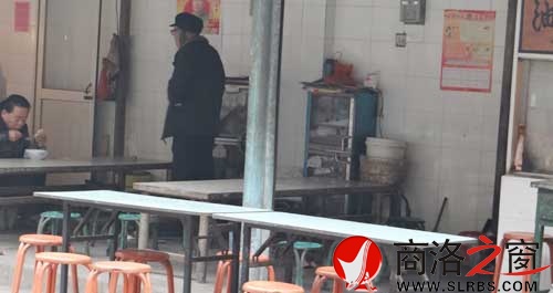 早餐結束后，攤點的餐桌下滿是廢棄的垃圾。