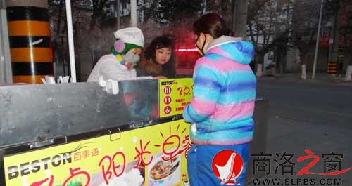 1月10日，天還沒有完全亮，李亞婷就在市區商中路口招呼前來購買早餐的顧客。