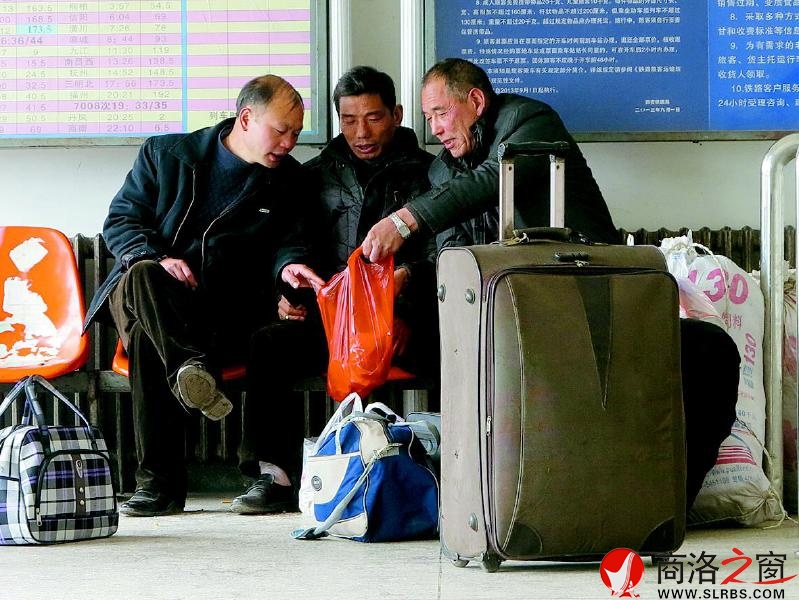 他們三個人坐在一起，面前放著大大小小的行李包