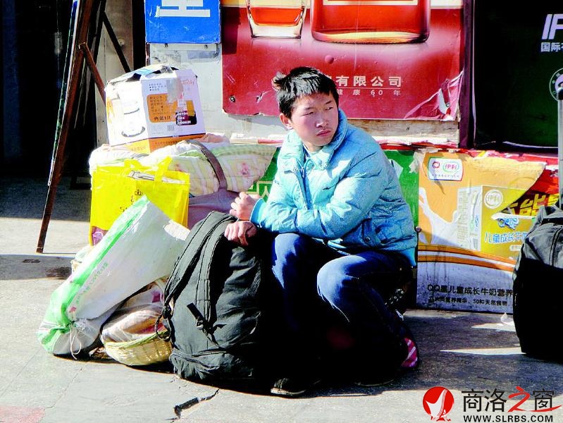 一個人，一堆行李。他看上去還是一個稚氣未脫的孩子