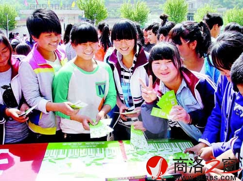 4月30日，“綠書簽行動2014”系列宣傳活動給丹鳳縣資峪鎮九年制學校捐贈價值2萬余元的圖書