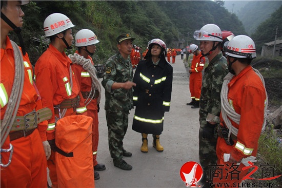 夜幕降臨，參與救援的武警戰(zhàn)士仍在接受任務(wù)。