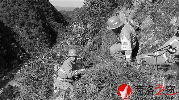 武警黃金五支隊的戰(zhàn)士攀爬上滑坡區(qū)左邊山體，實地檢查地質(zhì)災(zāi)害隱患