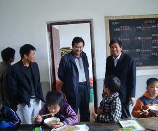 傅強深入青銅關鎮檢查校園安全和防汛工作