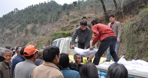 丹鳳縣人社局全體黨員為商鎮孫家港村貧困戶送溫暖