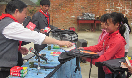 丹鳳慈善協會向桃花鋪小學兒童獻愛心