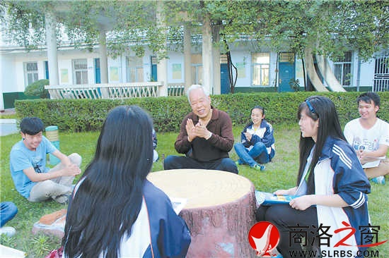 今年高考前夕，呂清太老師來(lái)到商南高級(jí)中學(xué)對(duì)參加高考的學(xué)生進(jìn)行心里輔導(dǎo)。